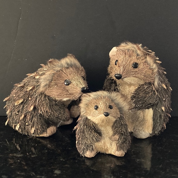Katherine's Collection Straw Mother Father & Baby Hedgehogs/Winter/Holiday/NEW! - Picture 1 of 3